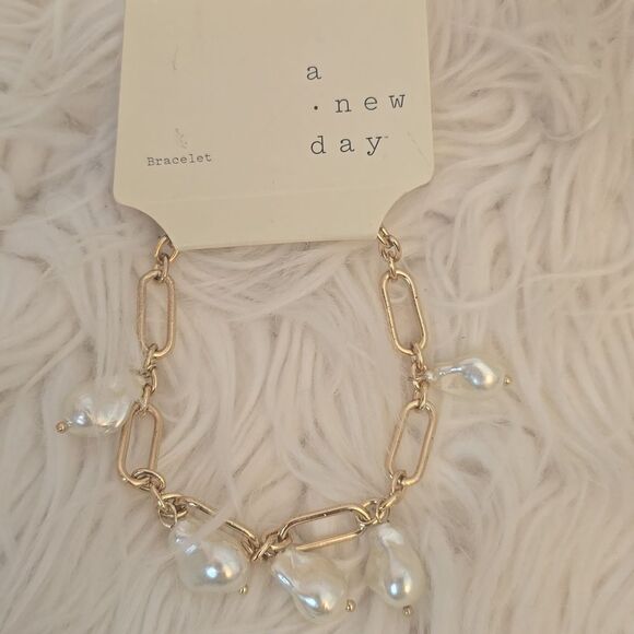 NWT Pearls & Gold Link Bracelet - Picture 1 of 2